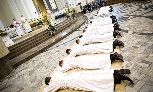 W tym roku święcenia przyjęło 18 diakonów