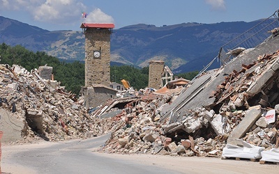 Symbol trzęsienia ziemi – kościelna wieża z zatrzymanym zegarem przypominającym o tragedii sprzed roku