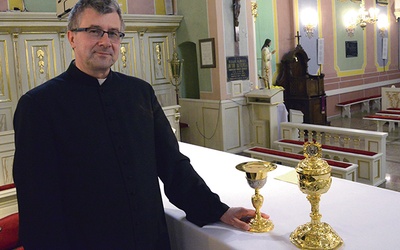 ▼	Najstarsze naczynia liturgiczne pochodzą z XVII w. Prezentuje je proboszcz ks. Ireneusz Kosecki.