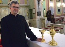 ▼	Najstarsze naczynia liturgiczne pochodzą z XVII w. Prezentuje je proboszcz ks. Ireneusz Kosecki.