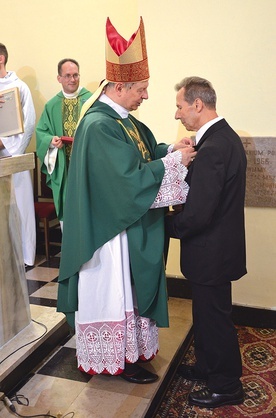 ▲	Odznaczenie wręczył jubilatowi bp Henryk Tomasik.