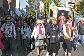 ▲	W tych dniach z Warszawy  do Częstochowy wyrusza kilkanaście tysięcy pątników w pięciu pieszych pielgrzymkach.