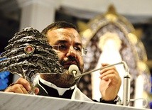 ▲	W nabożeństwie z jego relikwiami uczestniczyły tłumy wiernych. 