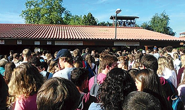W Taizé, aby zjeść, trzeba... poczekać na swoją kolej. Nikt jednak nie czuje z tego powodu frustracji, przeciwnie – to okazja do zawarcia kolejnych, ciekawych znajomości.
