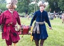 ▲	Rekonstruktorzy z różnych czasów i kontekstów historycznych opanowali wieś.