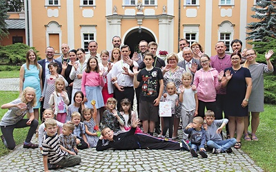 ▲	Małżonkowie z dziećmi przyjechali z archidiecezji krakowskiej, szczecińskiej oraz diecezji świdnickiej i zielonogórsko-gorzowskiej.