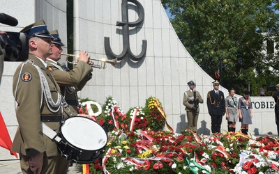 Uroczystości przed pomnikiem Polskiego Państwa Podziemnego i AK