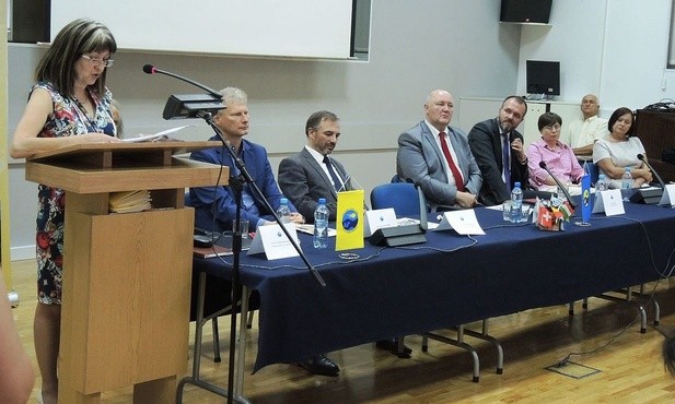 Prof. Jolanta Tambor (z lewej) i goście uczestniczący w inauguracji letniej szkoły