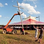 Uczestnicy Przystanku Jezus 2017, towarzyszącego Przystankowi Woodstock, ustawiają na polu krzyż. 30.07.2017, Kostrzyn nad Odrą