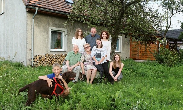 Prof. Beata Gaj (druga  od lewej w dolnym rzędzie) oraz jej rodzina. U góry od lewej: córka Łucja, mąż Józef i córka Maria. W dolnym rzędzie z lewej: tata Szczepan Kopeć, od prawej córki Joanna i Gabriela oraz syn Franciszek z ulubionym labradorem.