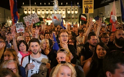 Przeciwko ustawom reformującym wymiar sprawiedliwości protestowało również wielu tych, którzy w 2015 r. głosowali na partie prawicowe.