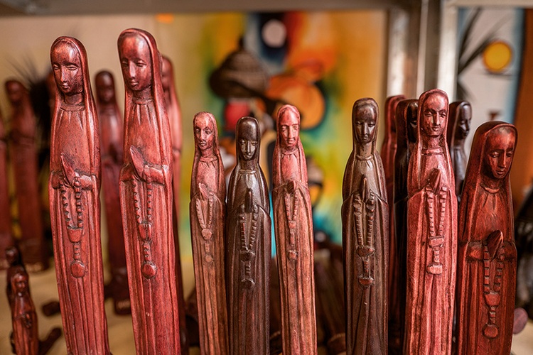 W sklepie Amakuru można też kupić afrykańskie, ręcznie rzeźbione figurki Maryi.