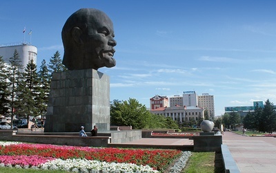 Największa na świecie głowa Lenina znajduje się w Ułan Ude, stolicy Buriacji. Ma wysokość 7,7 m, szerokość 4,5 m i waży 42 tony.