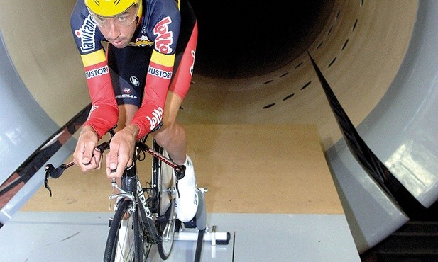 W tunelu aerodynamicznym kolarze ćwiczą sylwetkę na rowerze, tak aby osiągać jak najlepsze wyniki w czasie wyścigu.