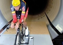 W tunelu aerodynamicznym kolarze ćwiczą sylwetkę na rowerze, tak aby osiągać jak najlepsze wyniki w czasie wyścigu.