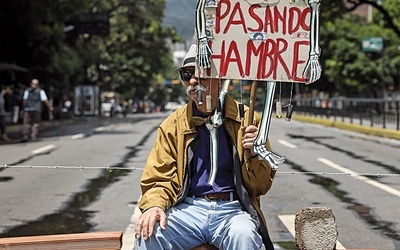 Głoduję – informuje napis na transparencie w dłoni mieszkańca Caracas. Wenezuelska Caritas ostrzega, że w nędzy żyje ponad 80 proc. mieszkańców kraju