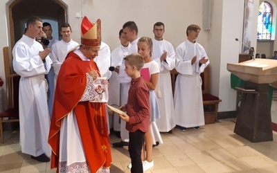 Na zakończenie Eucharystii oazowicze dziękowali bp. Henrykowi za obecność i modlitwę