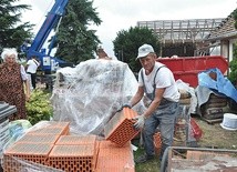 Helena Tłuczykont cieszy się, że fachowcy z Kadłuba tak sprawnie odbudowują jej dom.