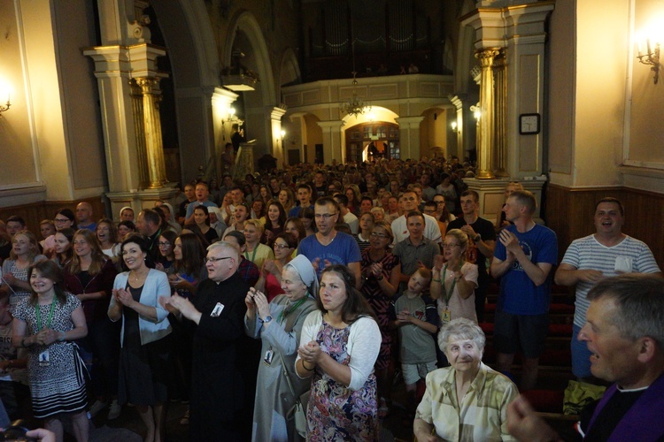 Wspólnie z mieszkańcami odśpiewana pieśń "Abba Ojcze" to już dla ełckich pątników tradycja