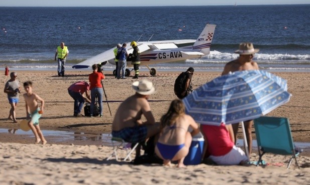 Samolot wleciał w turystów na plaży, wśród zabitych dziecko