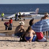 Samolot wleciał w turystów na plaży, wśród zabitych dziecko