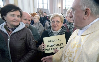 Przedstawiciele dekanatu Radom-Południe odbierają różaniec i świecę na Jerycho Różańcowe