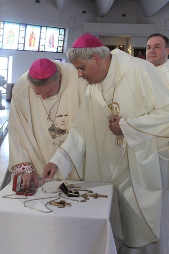 Przekazanie pamiątek po bp. Splettcie