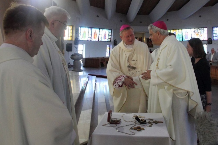 Przekazanie pamiątek po bp. Splettcie