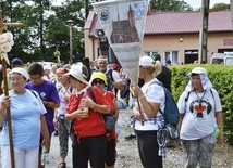 Pielgrzymi wdzięczni za gościnność wyruszyli w dalszą drogę