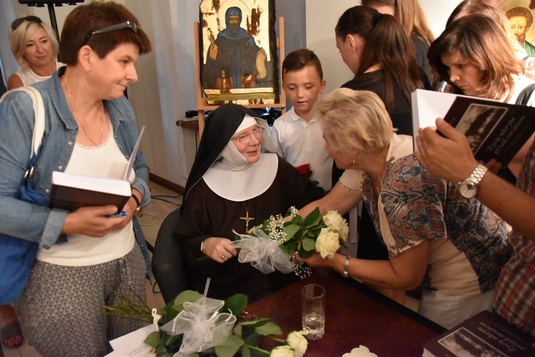 Wielu uczestników spotkania prosiło s. Donatę o autograf w książce jej autorstwa