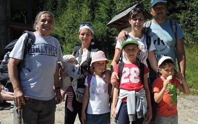 Całe rodziny wędrują na szczyty Dobrej Nowiny w Beskidach