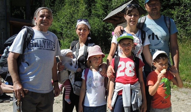Całe rodziny wędrują na szczyty Dobrej Nowiny w Beskidach