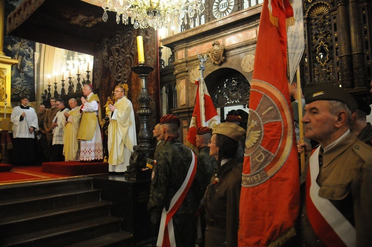 Uczestnicy 52. Marszu Szlakiem I Kompanii Kadrowej na Wawelu