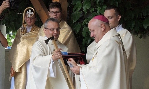 Bp Piotr Greger otrzymał legitymację pielgrzymią nr 1, a także góralski kapleusz i ciupagę na drogę