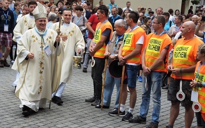 W Hałcnowie bp Piotr Greger pobłogosławił uczestników 26. Pieszej Pielgrzymki Diecezji Bielsko-Żywieckiej na Jasną Górę