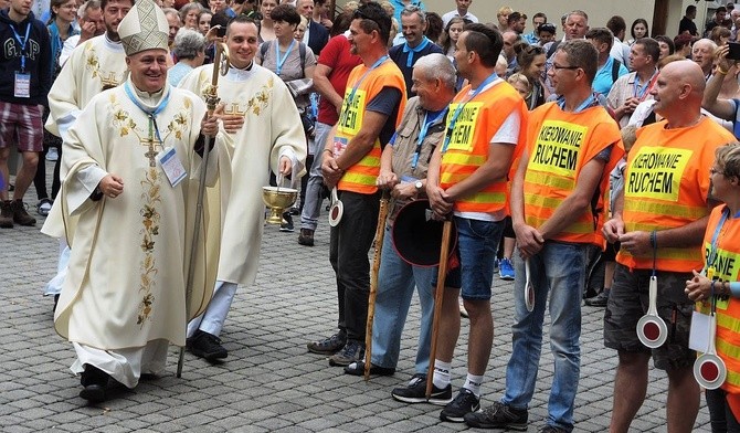 W Hałcnowie bp Piotr Greger pobłogosławił uczestników 26. Pieszej Pielgrzymki Diecezji Bielsko-Żywieckiej na Jasną Górę