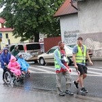 Skawinianie wraz z wojewodą idą na Jasną Górę.