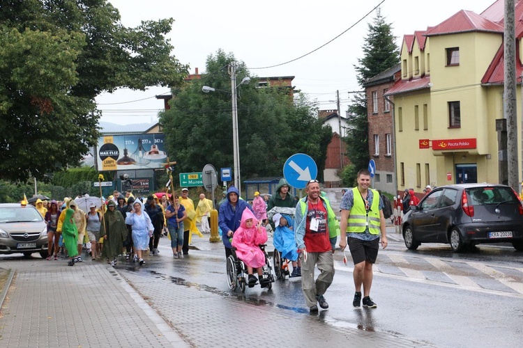 Skawinianie wraz z wojewodą idą na Jasną Górę.