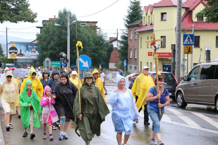 Skawinianie wraz z wojewodą idą na Jasną Górę.