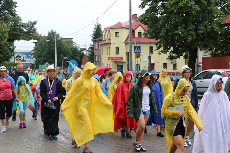 Skawinianie wraz z wojewodą idą na Jasną Górę.