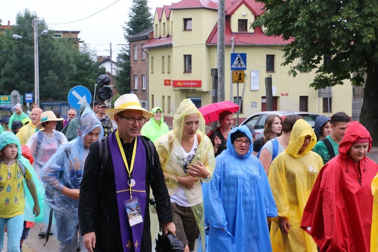 Skawinianie wraz z wojewodą idą na Jasną Górę.