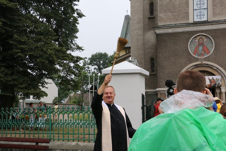 Skawinianie wraz z wojewodą idą na Jasną Górę.