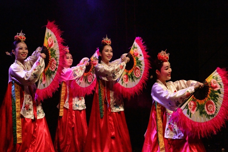 Spektakl "Tańce tysiące i jednej nocy" na Rynku Głównym