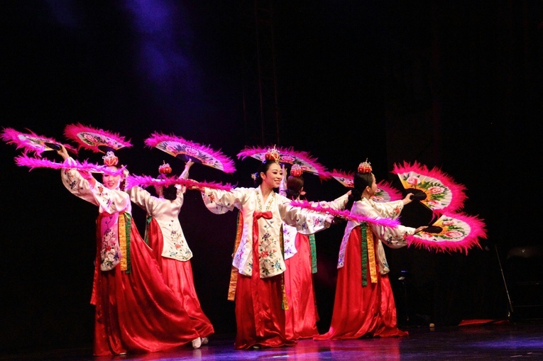 Spektakl "Tańce tysiące i jednej nocy" na Rynku Głównym