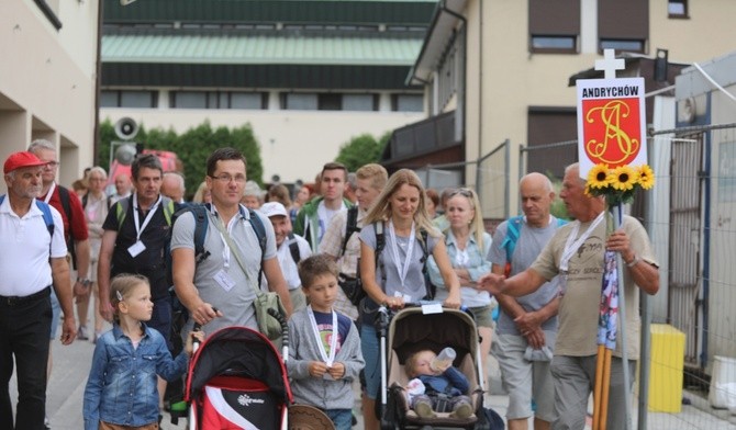 Grupa pielgrzymów andrychowskich przygotowuje się do wyjścia