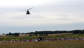 Nad odpoczywającymi pątnikami pojawił się helikopter, który filmował idących na Jasną Górę. Miał też napędzić im strachu