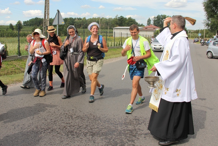 "Siedemnastki" w Lewiczynie. Pielgrzymkowy ślub