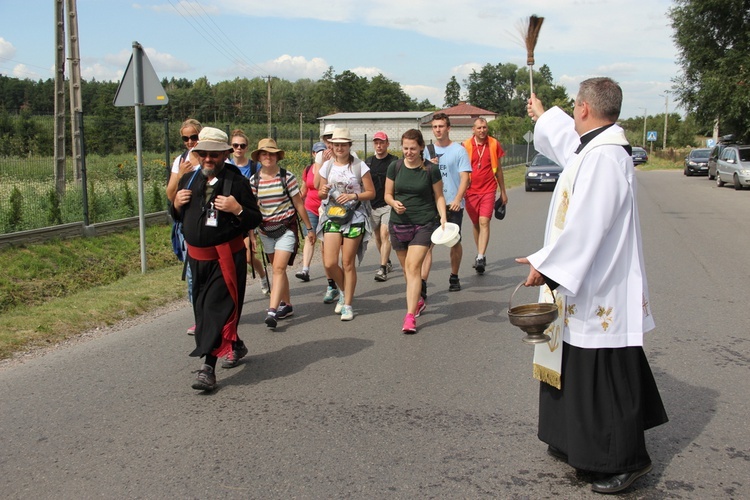 "Siedemnastki" w Lewiczynie. Pielgrzymkowy ślub