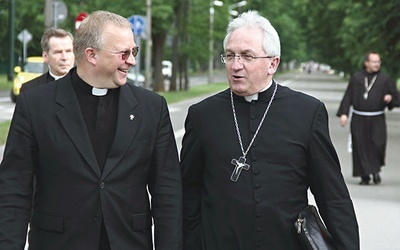 Ks. Marek Leśniak (po lewej) był szefem Sekcji Rejestracji KO ŚDM Kraków 2016. Na zdjęciu podczas rekonesansu na krakowskich Błoniach (maj 2016 r.), przeprowadzanego przez KO ŚDM wspólnie z przedstawicielami Stolicy Apostolskiej.