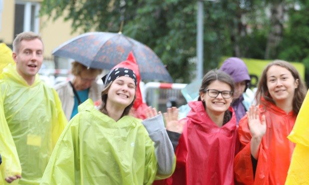 Pielgrzymi wyruszyli w deszczu, ale z wielką radością...